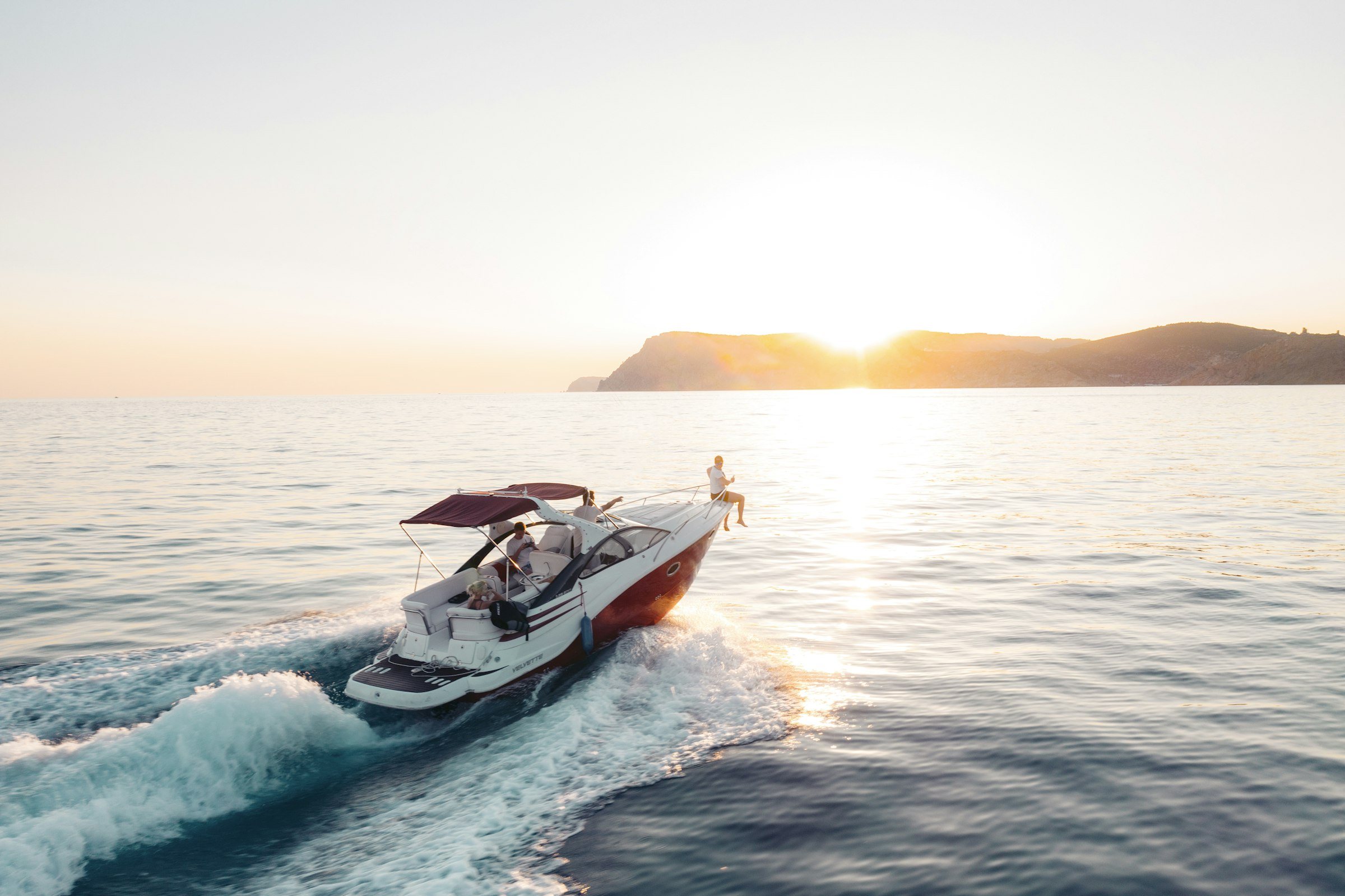 Yacht de luxe au coucher de soleil